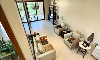 Hermosa casa en venta en pleno centro Campana de diseño moderno. Parque con pileta