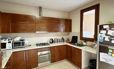 Hermosa casa en venta en pleno centro Campana de diseño moderno. Parque con pileta