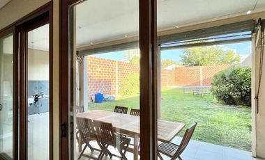 Hermosa casa en venta en pleno centro Campana de diseño moderno. Parque con pileta