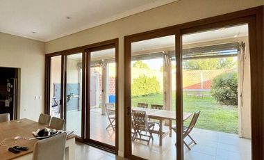 Hermosa casa en venta en pleno centro Campana de diseño moderno. Parque con pileta