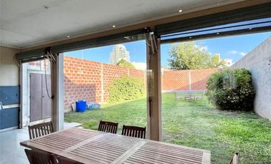 Hermosa casa en venta en pleno centro Campana de diseño moderno. Parque con pileta