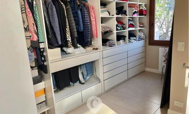 Hermosa casa en venta en pleno centro Campana de diseño moderno. Parque con pileta
