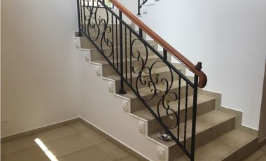 SEA Confiable Vende Casa con Piscina Y jardín en Clayton Village