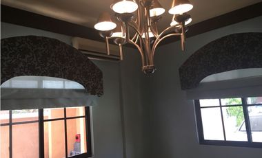 SEA Confiable Vende Casa con Piscina Y jardín en Clayton Village