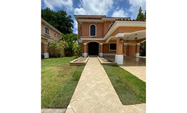 SEA Confiable Vende Casa con Piscina Y jardín en Clayton Village