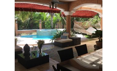 SEA Confiable Vende Casa con Piscina Y jardín en Clayton Village
