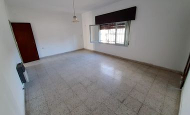 OPORTUNIDAD GRAN CASA EN VENTA + DEPARTAMENTO EN ZONA SUR