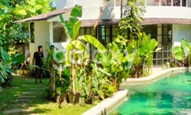 VILLA TROPICAL TROPIS 2 LANTAI DI MERTA SEDANA KEROBOKAN BADUNG, BALI