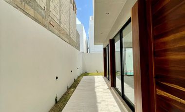 En venta casa en Residencial Aqua Cancún 3 recámaras con alberca y cto servicio