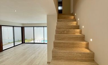 En venta casa en Residencial Aqua Cancún 3 recámaras con alberca y cto servicio
