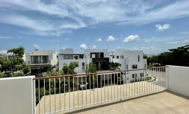 En venta casa en Residencial Aqua Cancún 3 recámaras con alberca y cto servicio