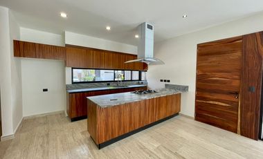 En venta casa en Residencial Aqua Cancún 3 recámaras con alberca y cto servicio