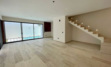 En venta casa en Residencial Aqua Cancún 3 recámaras con alberca y cto servicio