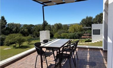 ALQUILER ANUAL CASA 2 DORMITORIOS CON GRAN PARQUE EN TANTI