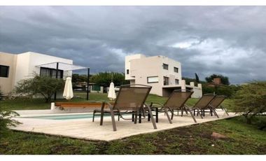 ALQUILER TEMPORARIO CASA EN TANTI CON PILETA