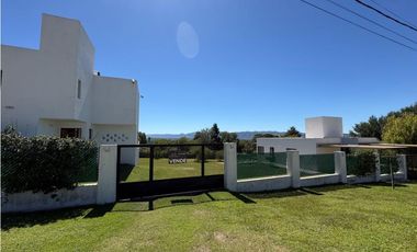 ALQUILER ANUAL CASA 2 DORMITORIOS CON GRAN PARQUE EN TANTI