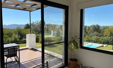 ALQUILER ANUAL CASA 2 DORMITORIOS CON GRAN PARQUE EN TANTI