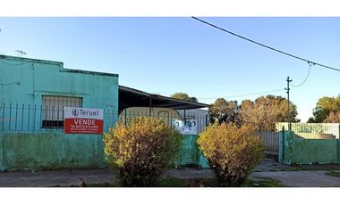 Se vende INMENSO lote de 15 x 89  con vivienda a reciclar.