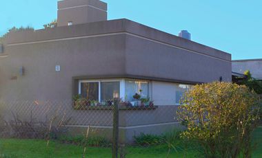 2025 - EN ALQUILER - PINAMAR - OSTENDE - MODERNA CASA 3 DORM 3 BAÃOS Y QUINCHO