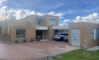 casa en arriendo en la calera. Cod A121133014