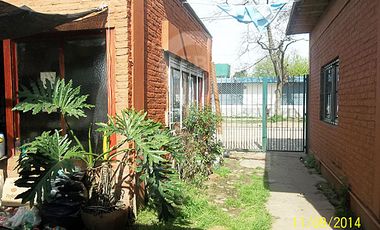 BURZACO - MINISTRO RIVADAVIA - CASA AMPLIA CON 2 LOCALES Y FONDO - ESCRITURADA -  TERRENO DE 10 X 30 -