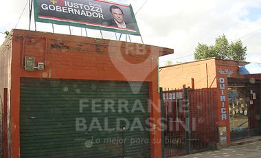 BURZACO - MINISTRO RIVADAVIA - CASA AMPLIA CON 2 LOCALES Y FONDO - ESCRITURADA -  TERRENO DE 10 X 30 -
