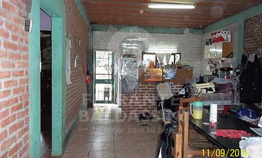 BURZACO - MINISTRO RIVADAVIA - CASA AMPLIA CON 2 LOCALES Y FONDO - ESCRITURADA -  TERRENO DE 10 X 30 -