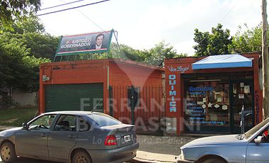 BURZACO - MINISTRO RIVADAVIA - CASA AMPLIA CON 2 LOCALES Y FONDO - ESCRITURADA -  TERRENO DE 10 X 30 -