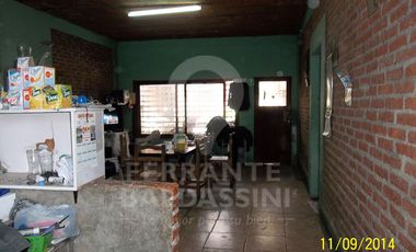 BURZACO - MINISTRO RIVADAVIA - CASA AMPLIA CON 2 LOCALES Y FONDO - ESCRITURADA -  TERRENO DE 10 X 30 -