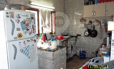 BURZACO - MINISTRO RIVADAVIA - CASA AMPLIA CON 2 LOCALES Y FONDO - ESCRITURADA -  TERRENO DE 10 X 30 -