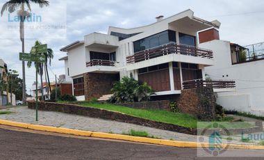 Se vende importante casa Barrio Agucates en esquina a metros de costanera con vistas al Rio