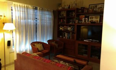 CASA DE 5 AMBIENTES EN LOTE PROPIO . SUP. 10 mts X 20 mts. ¡¡¡ ESTADO IMPECABLE Y MODERNO