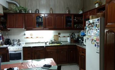 CASA DE 5 AMBIENTES EN LOTE PROPIO . SUP. 10 mts X 20 mts. ¡¡¡ ESTADO IMPECABLE Y MODERNO