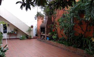 CASA DE 5 AMBIENTES EN LOTE PROPIO . SUP. 10 mts X 20 mts. ¡¡¡ ESTADO IMPECABLE Y MODERNO