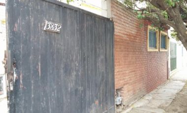 CASA CON 3 DORMITORIOS A UNA CUADRA DE PTE PERON