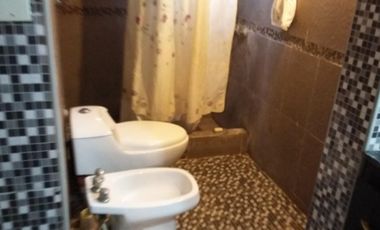 CASA CON 3 DORMITORIOS A UNA CUADRA DE PTE PERON