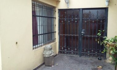 CASA CON 3 DORMITORIOS A UNA CUADRA DE PTE PERON