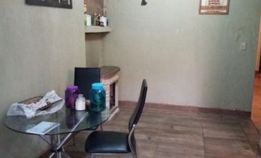 CASA CON 3 DORMITORIOS A UNA CUADRA DE PTE PERON
