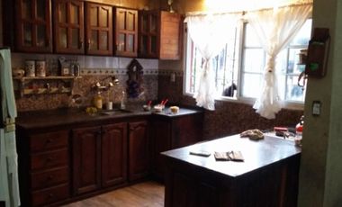 CASA CON 3 DORMITORIOS A UNA CUADRA DE PTE PERON