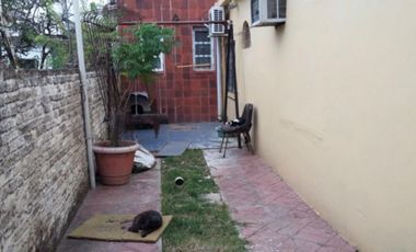 CASA CON 3 DORMITORIOS A UNA CUADRA DE PTE PERON