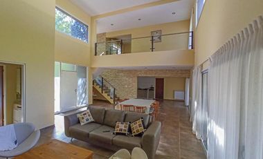 Casa 3 dormitorios con pileta en Puerto Paraíso