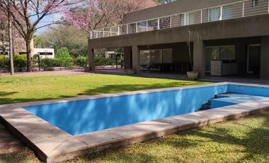 Casa 3 dormitorios con pileta en Puerto Paraíso