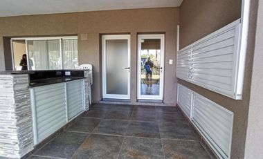 Casa 3 dormitorios con pileta en Puerto Paraíso