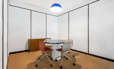 Ruang kantor pribadi berlayanan lengkap untuk Anda dan tim di Signature Revenue Tower