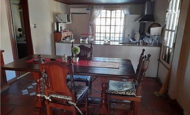 HERMOSO CHALET ITUZAINGO NORTE. MUY BUENA UBICACION