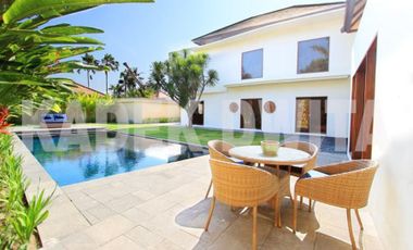 Villa mewah sanur halaman luas dekat pantai mertasari