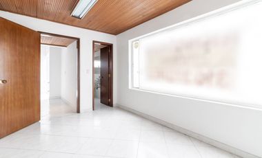 oficina en arriendo en santa paula. Cod A5871