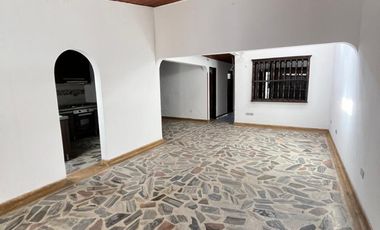 casa en arriendo/venta en los pinos. Cod A3266