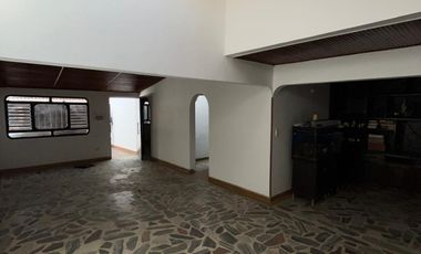 casa en arriendo/venta en los pinos. Cod A3266