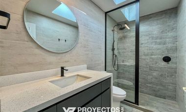 Casa en arriendo de 5 dorm. en Las Condes